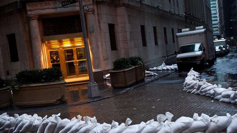 La Bolsa de NY sufrió su primer cierre por factores climáticos en 27 años. La plaza podría cerrar el martes también; si es así, será la primera vez desde 1888 que lo hace por dos días consecutivos por mal clima. Los mercados de bonos cerrarán el martes.