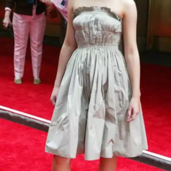 Emma combinó un vestido gris strapless de algodón con `kitten heels´de Marc Jacobs en Nueva York.