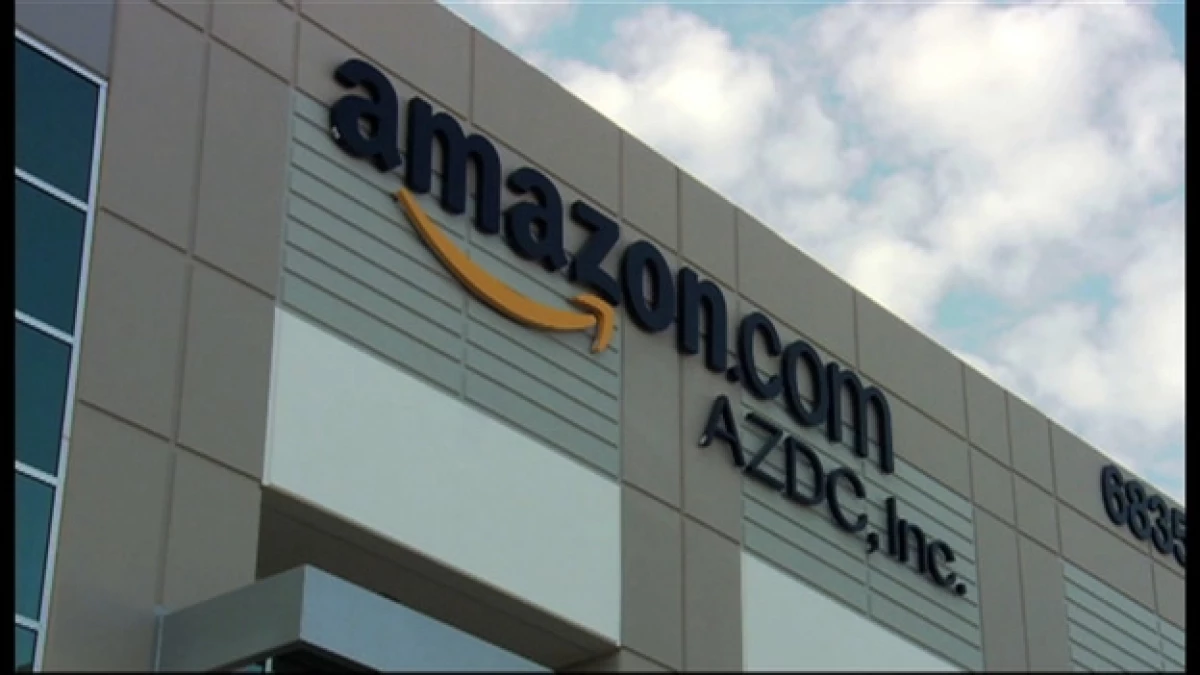 Una bodega de Amazon en Phoenix, Arizona; la compañía presentó este miércoles su teléfono inteligente