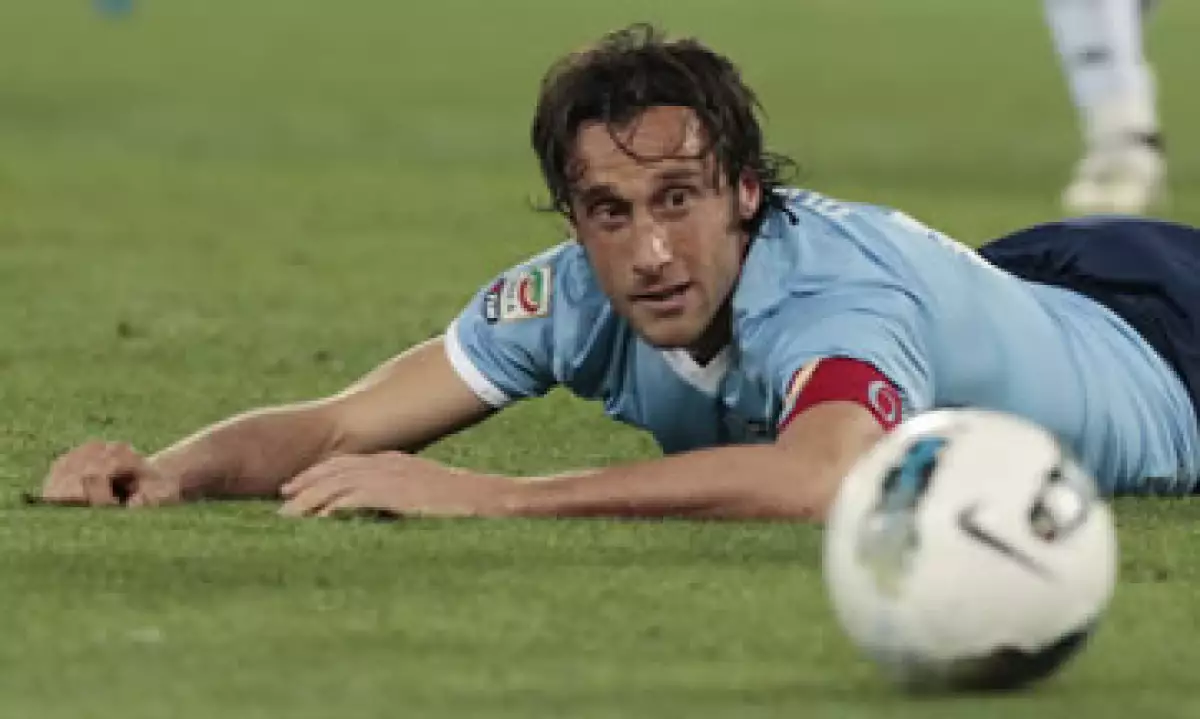 Stefano Mauri, capitán de Lazio, figuró entre los 14 detenidos del lunes. (Foto: AP)