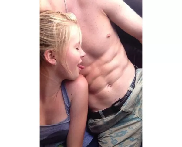 La hija de Alec Baldwin publicó una sugerente fotografía en sus redes sociales, en la que admira de una forma muy peculiar el abdomen de acero de su novio.