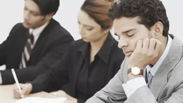 Para quienes viajan por motivos de negocio el jet lag se vuelve una condición crítica pues pierde capacidad de concentración. (Foto: Getty Images)