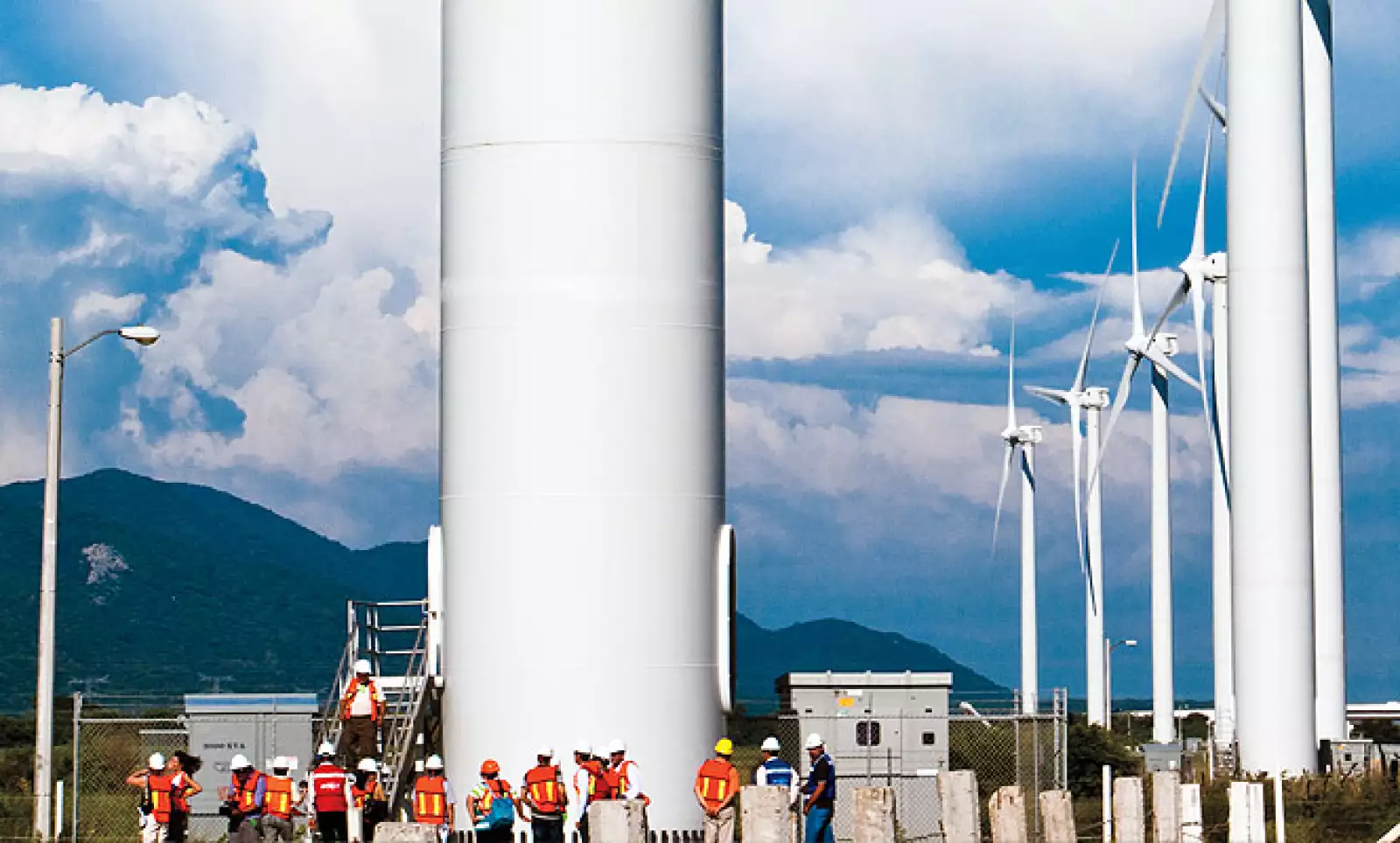 En total, tiene 27 torres eólicas, cada una con altura de 80 metros y un radio de aspas de 44.5 metros. 20 aerogeneradores están instalados en el ejido La Matay el resto en La Ventosa.