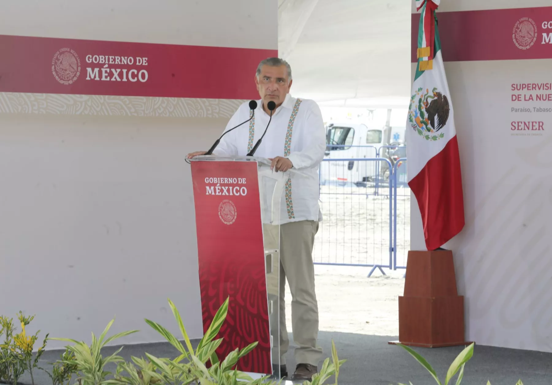 El gobernador de Tabasco, Adan Augusto López, durante su mensaje en la supervisión de la construcción de la refinería Dos Bocas.