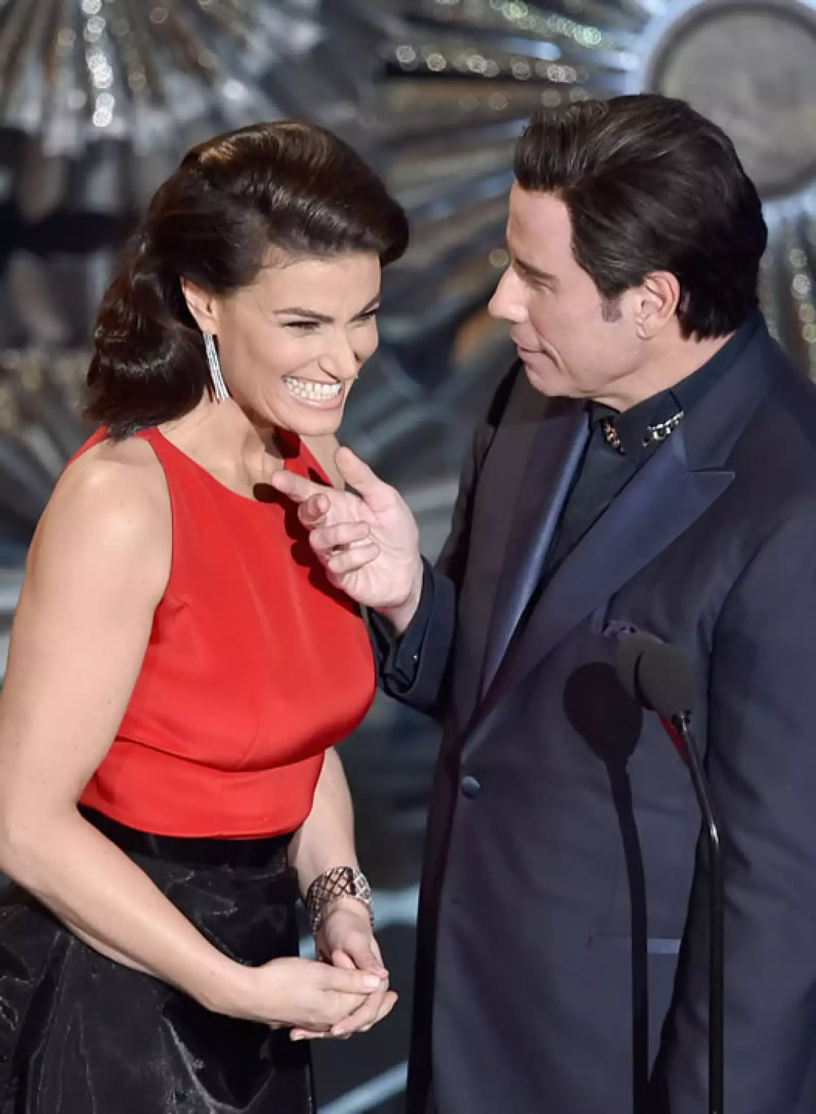Idina Menzel se vengó de John Travolta llamándolo con otro nombre, luego de que el actor le hiciera lo mismo el año pasado.