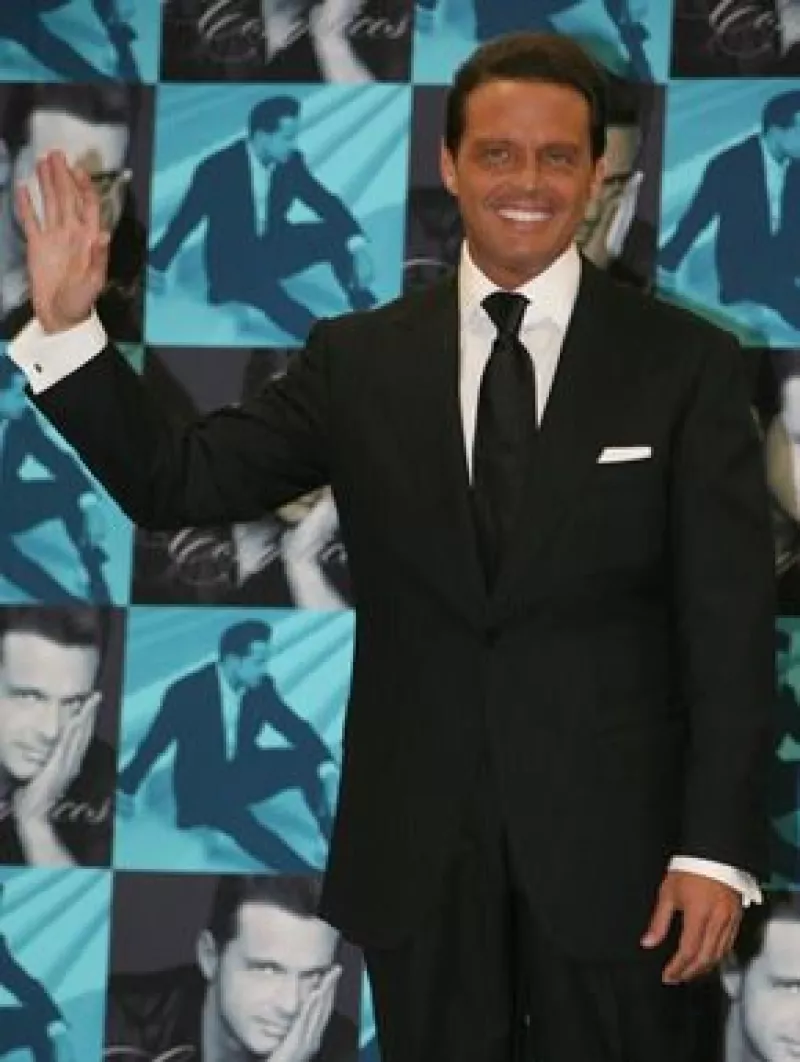 El cantante, quien inicia hoy sus presentaciones en el Auditorio Nacional, es muy disciplinado y cuida su voz con agua, infusión de té, vinagre blanco, miel y limón.