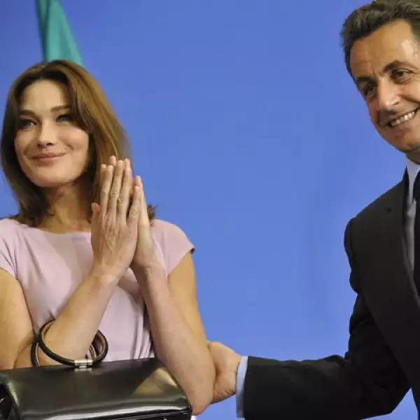 Pero pronto se le quitó, pues aplaudía y sonreía durante su visita a dicha institución.