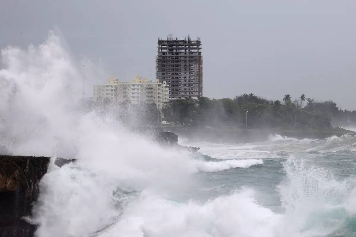 Las olas rompen contra la costa mientras el huracán Beryl avanza hacia el sur de la isla, en Santo Domingo, República Dominicana, el 2 de julio de 2024.