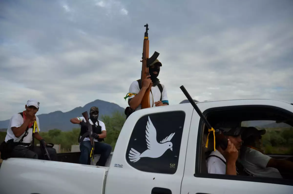La imagen que fue presentada como prueba fue tomada por Alan Ortega el 29 de diciembre de 2013 y publicada por la Agencia Cuartoscuro. Corresponde a un recorrido de autodefensas en Churumuco de Morelos.