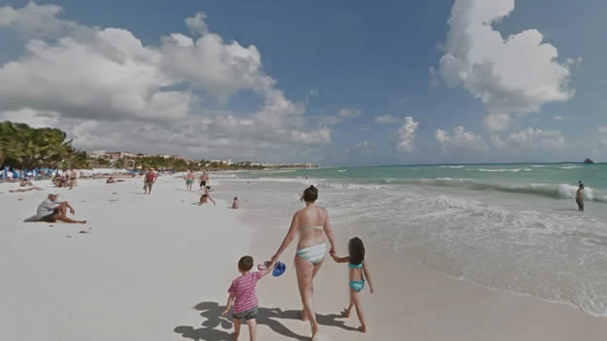 Los turistas se relajan en Playa del Carmen, Quintana Roo, uno de los lugares que Google Maps te invita a explorar virtualmente
