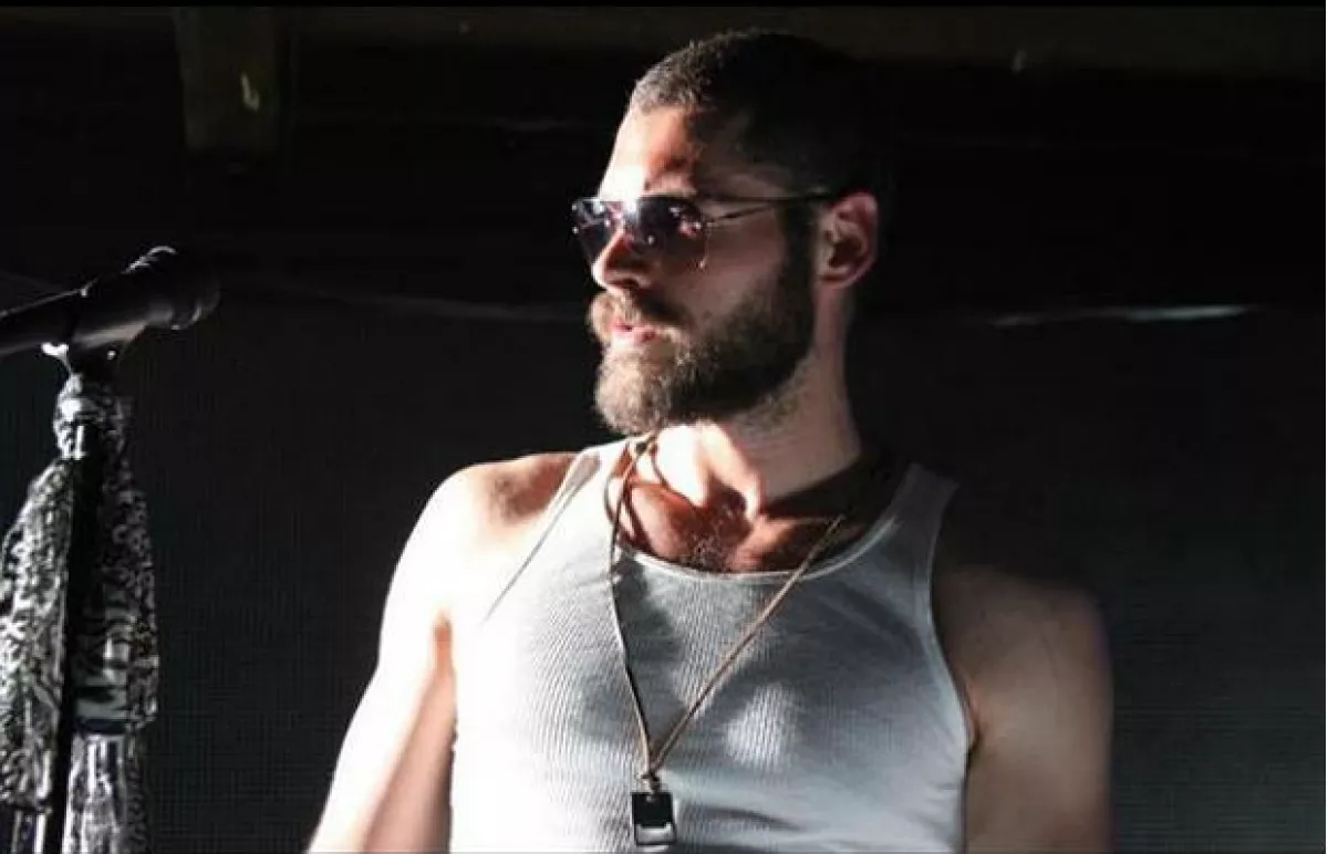 Adan pudo sacar su lado musical dentro de la película "Casi Treinta".