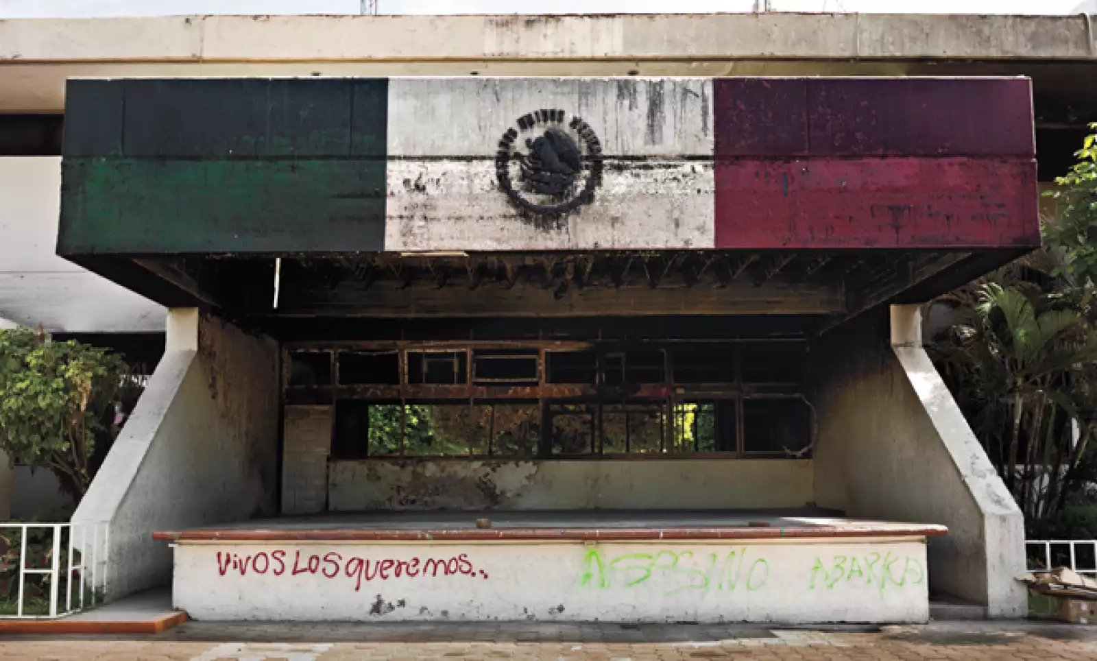 El 22 de octubre, un grupo de personas incendió el Palacio Municipal de Iguala. Estas imágenes formaron parte del reportaje El Otro Mexican Moment, publicado en Expansión el 19 de diciembre de 2014.