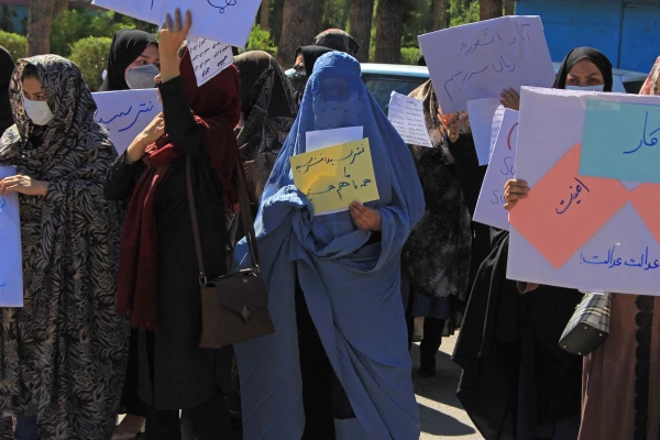 Mujeres afganas, con velo e incluso con burka, forman parte de una protesta en Herat, Afganistán el 2 de septiembre.