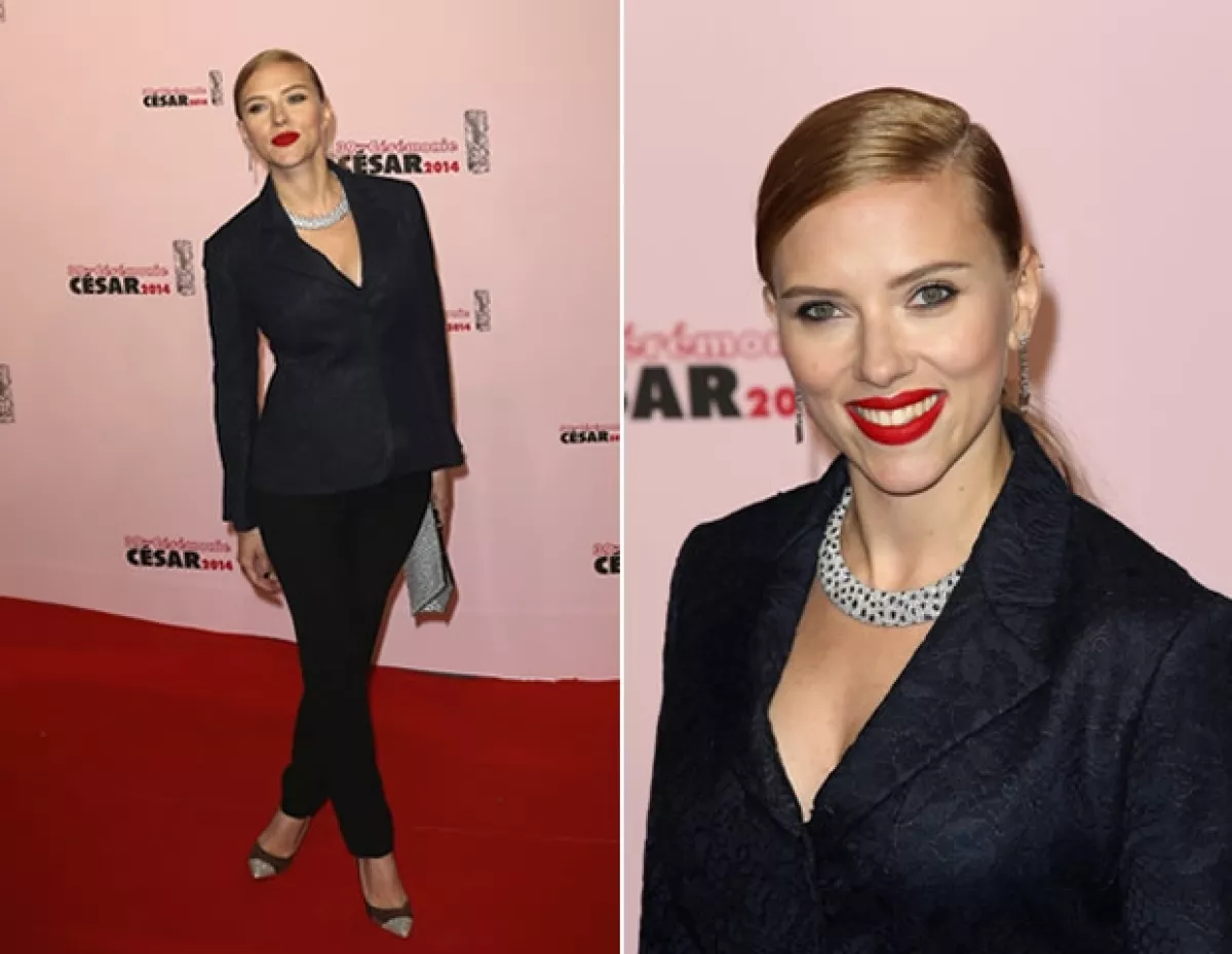 En un traje monocromático de Christian Dior.