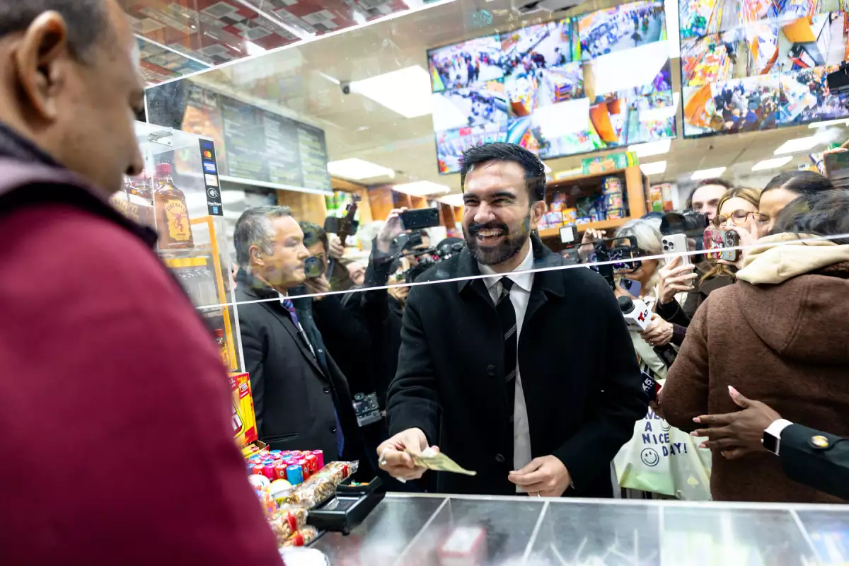 El candidato a alcalde de Nueva York, Zohran Mamdani, paga por un sándwich de huevo y queso con jalapeños antes de hablar en una conferencia de prensa el 29 de octubre de 2025 en el barrio de Belmont del distrito del Bronx en la ciudad de Nueva York.