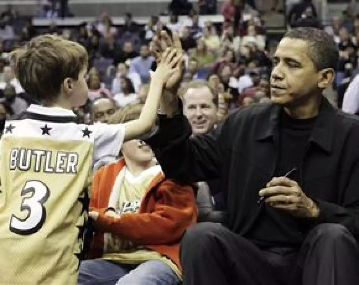 El viernes después de anunciar la estrategia para el retiro de tropas en Irak, el mandatario acudió a la cancha de los "Wizards" de Washington para presenciar el partido contra los "Toros de Chicago".