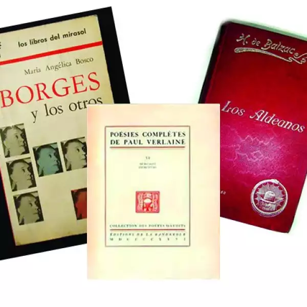 En su librero hay obras de Borges, Balzac y Verlaine.