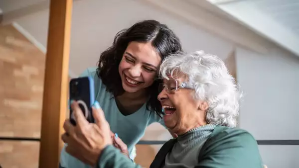  Carefluencers: ¿Cómo visibilizan el cuidado de adultos mayores en redes sociales?