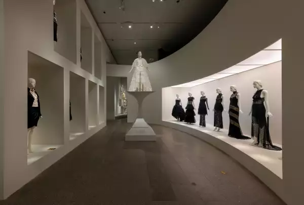 Foto: The Costume Institute; Karl Lagerfeld: A Line of Beauty (2023)