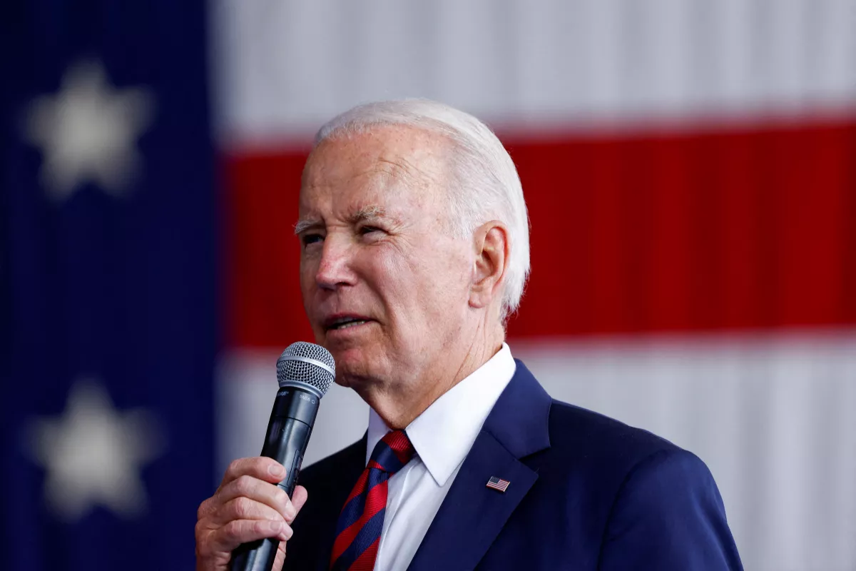 El presidente de los Estados Unidos, Joe Biden, hace comentarios a los miembros del servicio, a los socorristas y a sus familias el día del 22o aniversario de los ataques del 11 de septiembre de 2001 contra el World Trade Center, en la Base Conjunta Elmendorf-Richardson en Anchorage, Alaska, el 11 de septiembre de 2023.