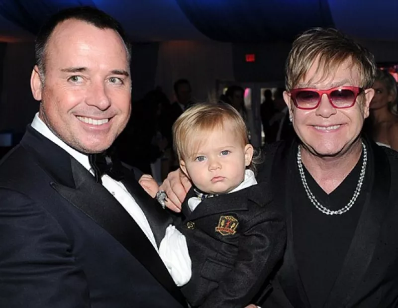 A pesar de no revelar el sexo del nuevo integrante, el cantante y su pareja David Furnish, están felices por la feliz noticia.