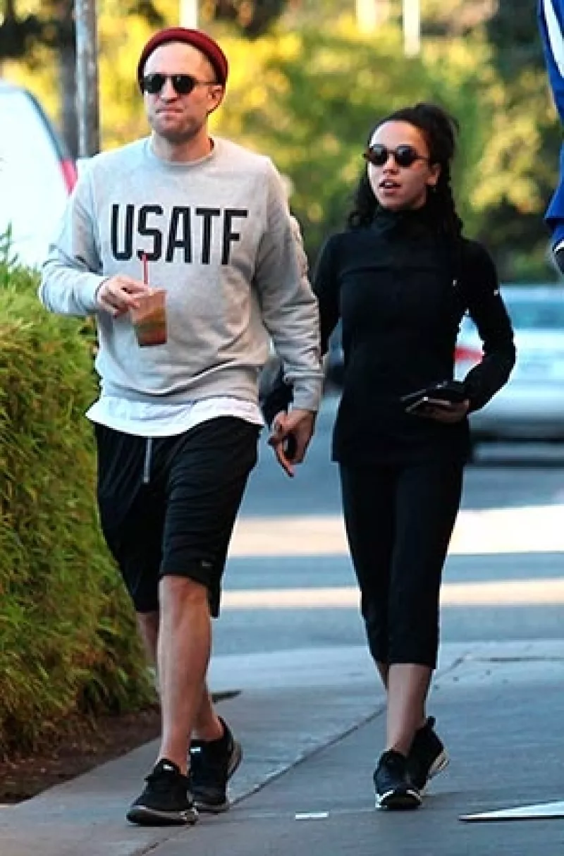 La cantante considera que cualquier incomodidad que suponga ser la novia de Pattinson está compensada por el amor que siente por él.