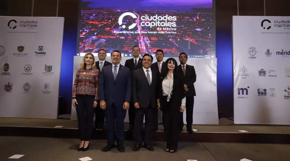 Un grupo de alcaldes de México se reunió en un escenario para presentar la Declaratoria de Seguridad intermunicipal, en Querétaro.