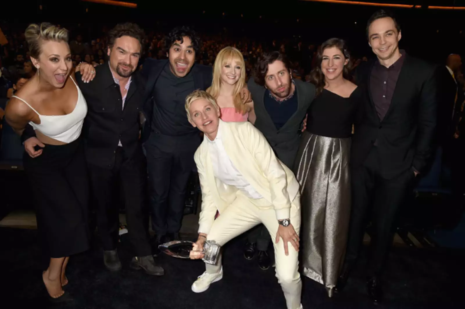 El elenco de la serie `The Big Bang Theory´ después de recibir su premio al mejor programa televisivo, junto a Ellen DeGeneres..