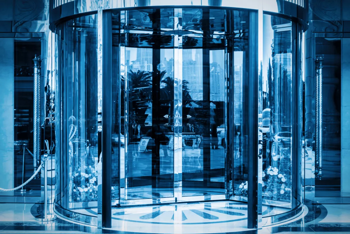 puerta giratoria
