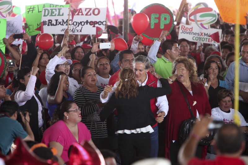 Rodeado de mujeres