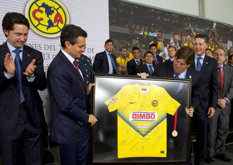 El América regaló una playera enmarcada al presidente, en agradecimiento por la invitación.