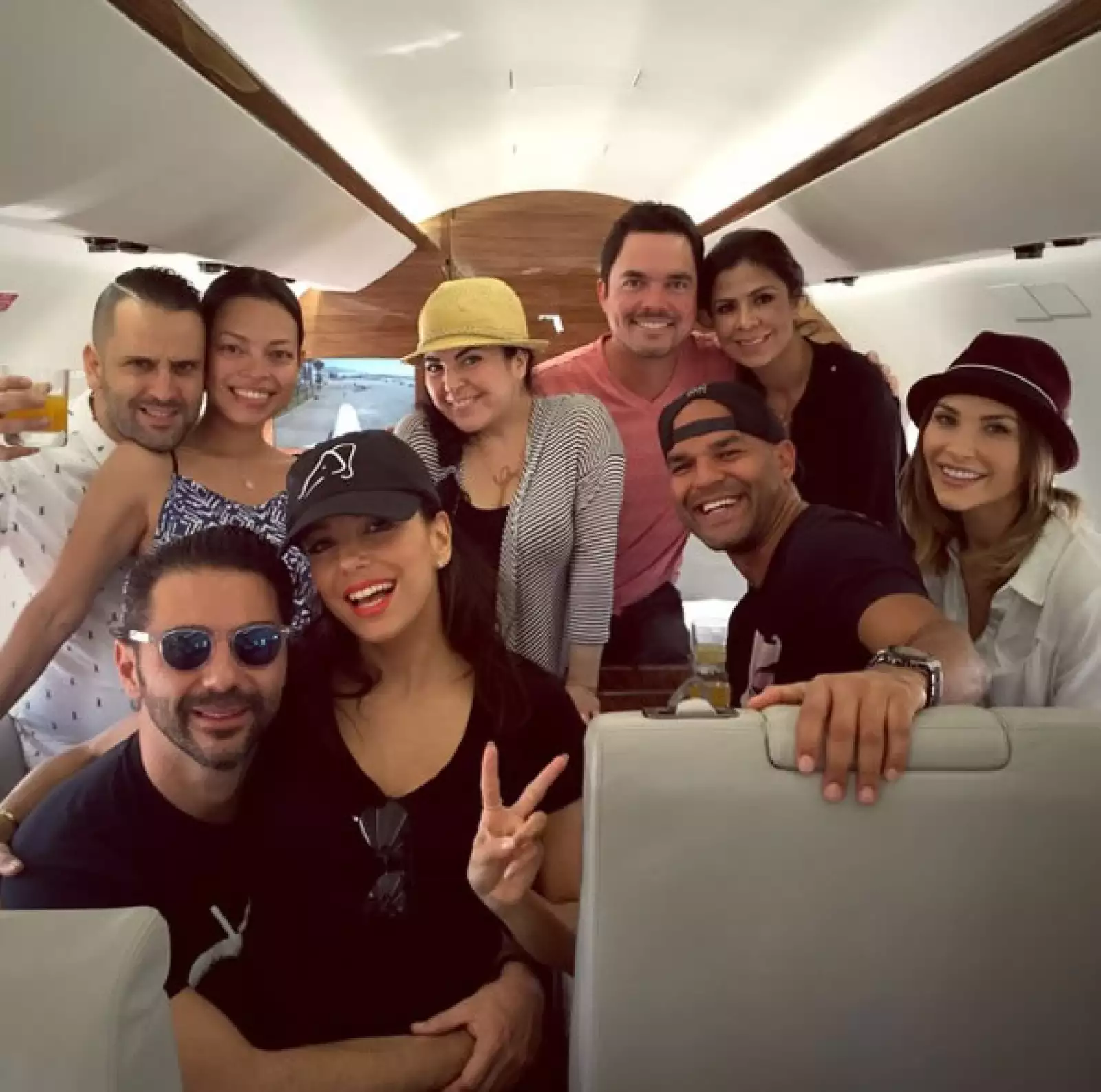 Aquí en un viaje con amigos en un jet privado.