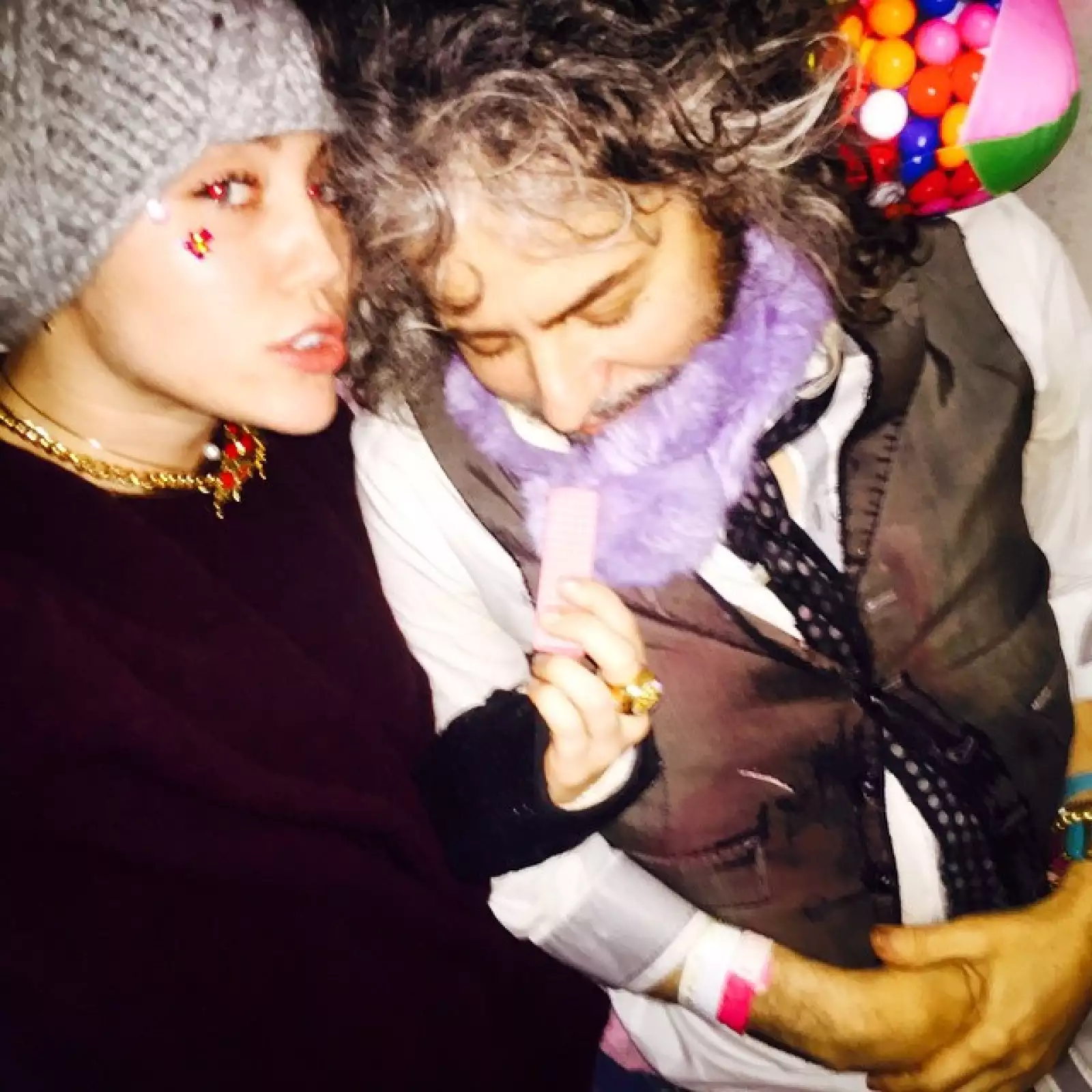 Miley haciéndole bullying a su amigo Wayne de The Flaming Lips mientras duerme.