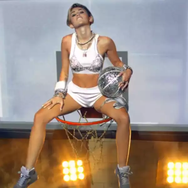 El video parece estar dedicado a la marca de tenis Jordan, cuyos diseños aparecen a lo largo de todo el video.