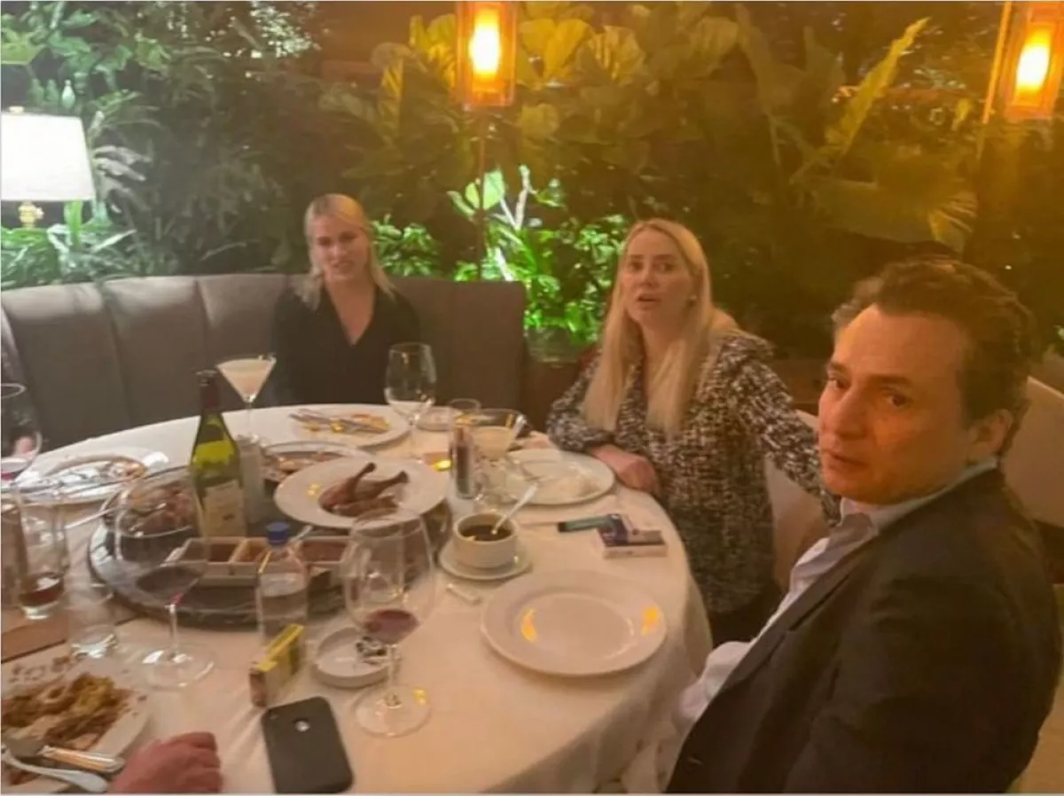 Emilio Lozoya Austin fue captado en un restaurante de la colonia Lomas de Chapultepec.
FOTO: LOURDES MENDOZA