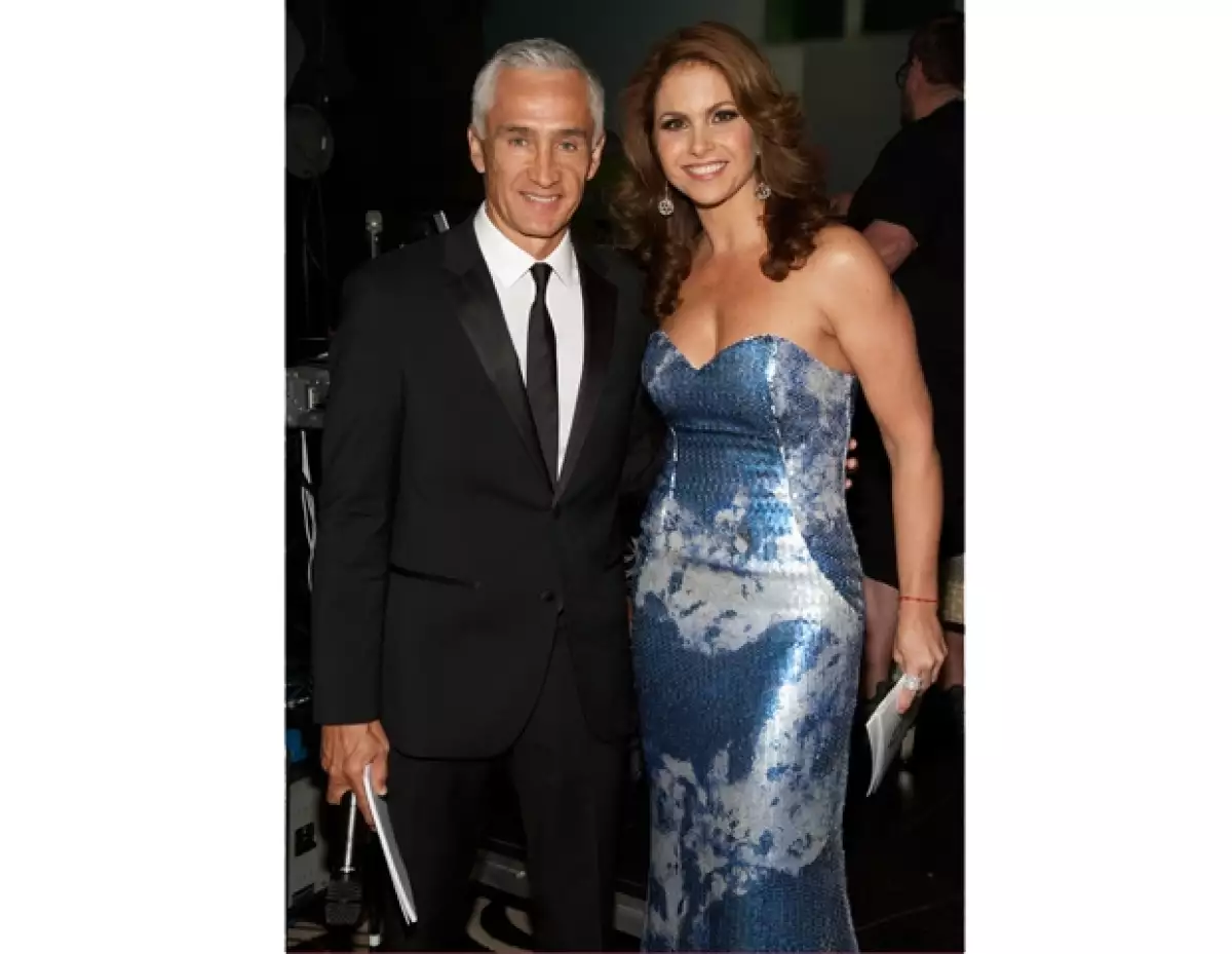 Lució, en una gala en la que se reconoció el altruismo de Emilio Azcárrga Jean, este vestido ceñido, escote corazón, aderezado de lentejuela, azul con estampado en blanco.