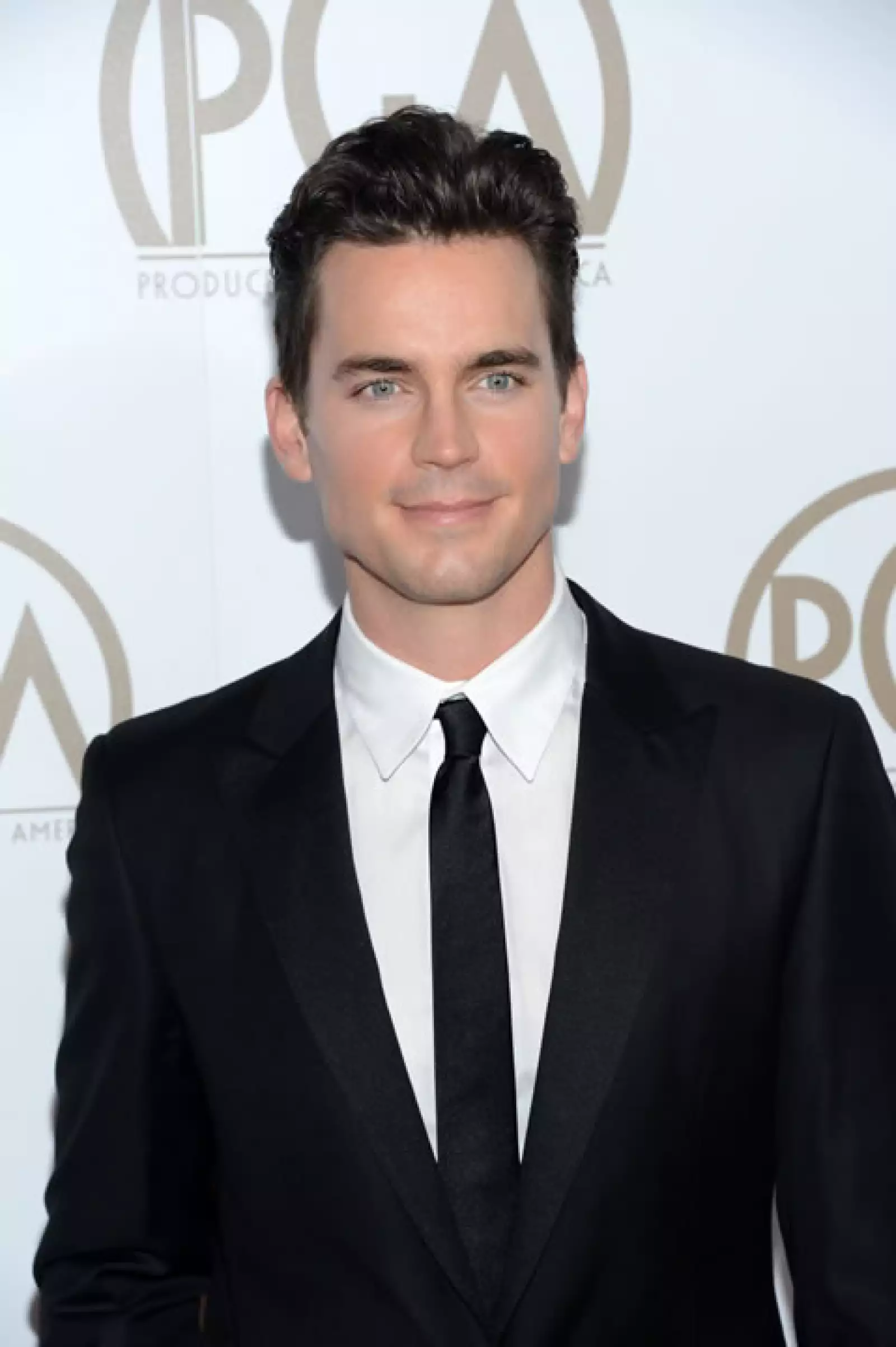 Trajes negros o azules son sus favoritos.