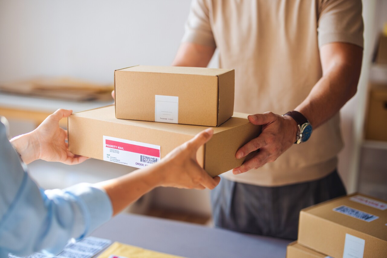 Mehika zvišala davke na uvoz paketov, peso oslabel proti dolarju