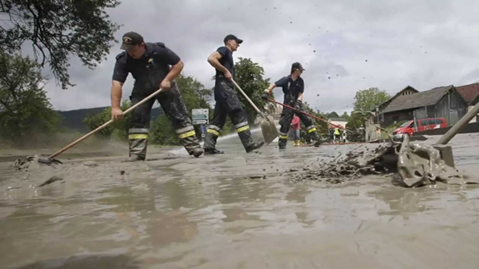 miembros del servicios de emergencias limpian las calles de una ciudad austriaca