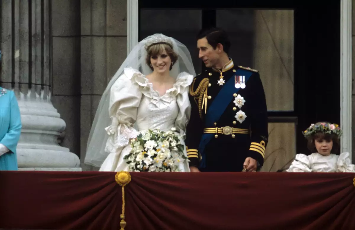 Diana de Gales y Carlos en el balcón el día de su boda.