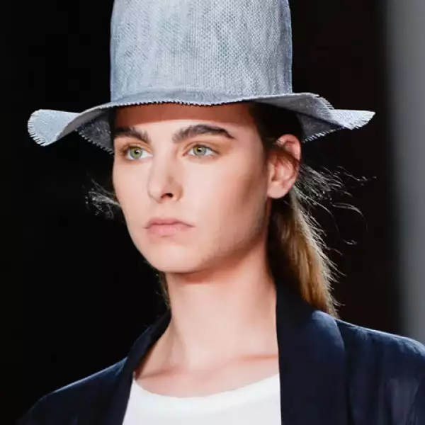 Los accesorios inspirados en prendas masculinas también son un must para el verano, tal como propone Tibi con estos sombreros tipo Top Hat en tonos pastel.