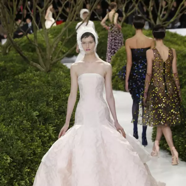 Vestidos corte sirena se destacaron con tocados en la cabeza.