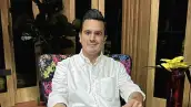 El conductor Gustavo Macalpin visita las instalaciones de TV Azteca en la Ciudad de México