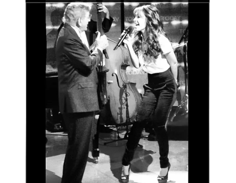 La mexicana se presentó en el programa `The Today Show´donde compartió escenario con el cantante; desde temprano compartió fotos vía Twitter.