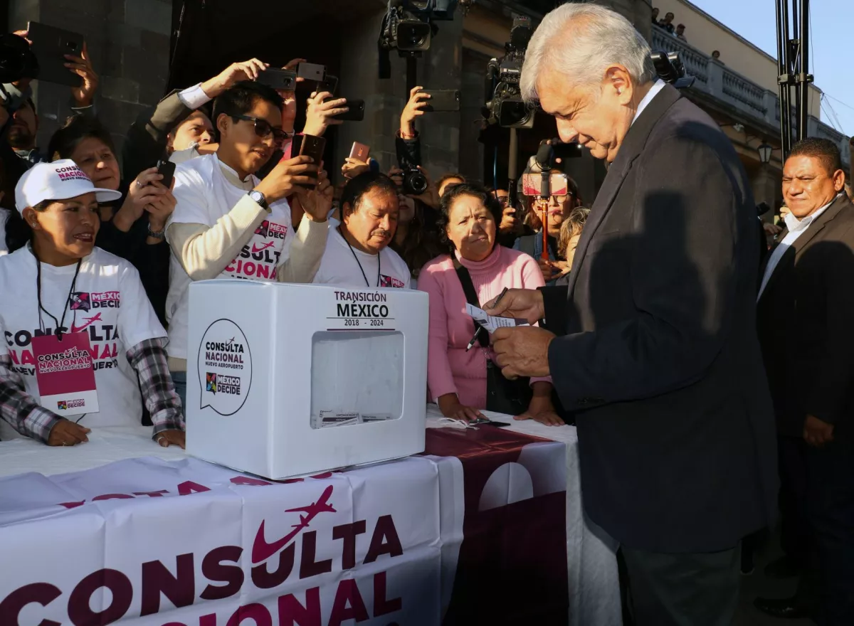 CIUDAD DE MÉXICO, 25OCTUBRE2018.- 
Andrés Manuel Lopez Obrador, presidente electo de México, emitió su voto para la Consulta Nacional Nuevo Aeropuerto en la casilla ubicada en la explanada de la alcaldia de Tlalpan. 
FOTO: SAÚL LÓPEZ /CUARTOSCURO.COM