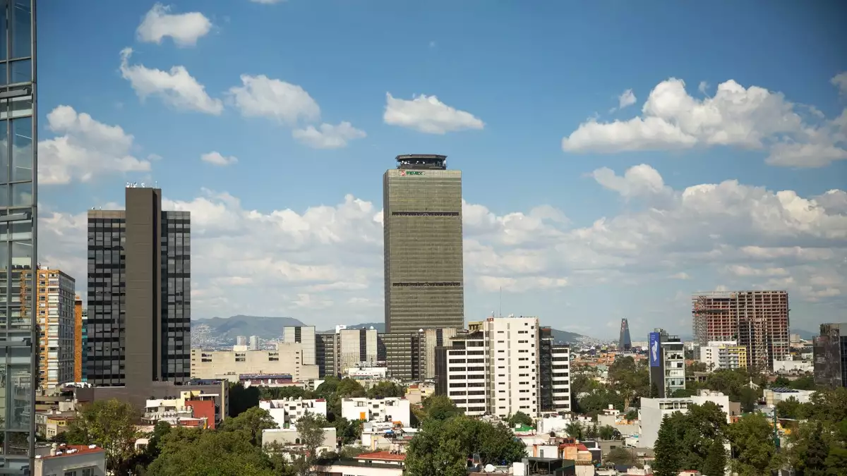 El rescate de Pemex 'ahorca' al gasto público en 2025 y 2026 para pagar la deuda que creció con Calderón y EPN