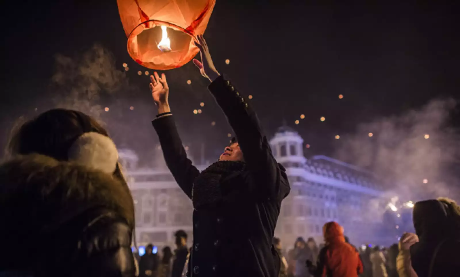 Miles de personas lanzaron globos de luz en la ciudad china de Harbin como festejos del Año Nuevo, en la víspera del Festival del Hielo en esta localidad, en el que se presentan vistosas esculturas de hielo.