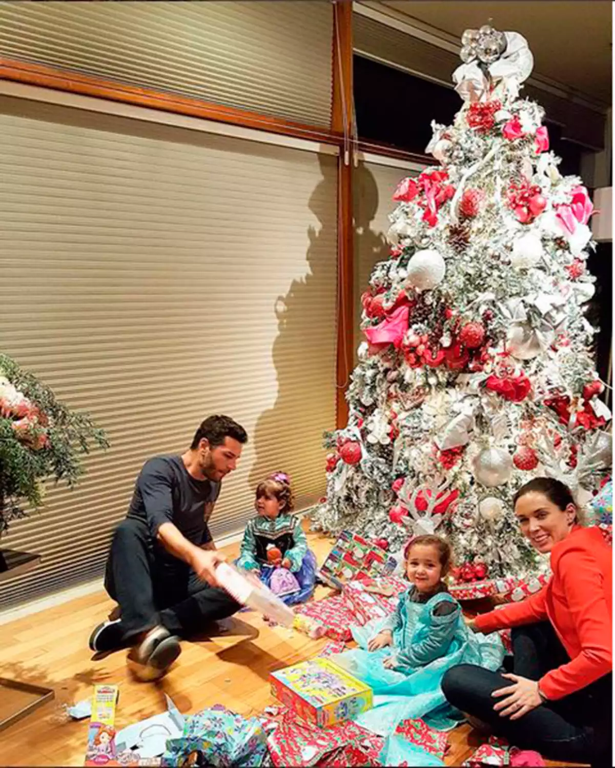 El abogado compartió en su cuenta de Twitter una foto del mágico momento en el que sus hijas Jackita y Caro descubren los juguetes bajo el árbol.