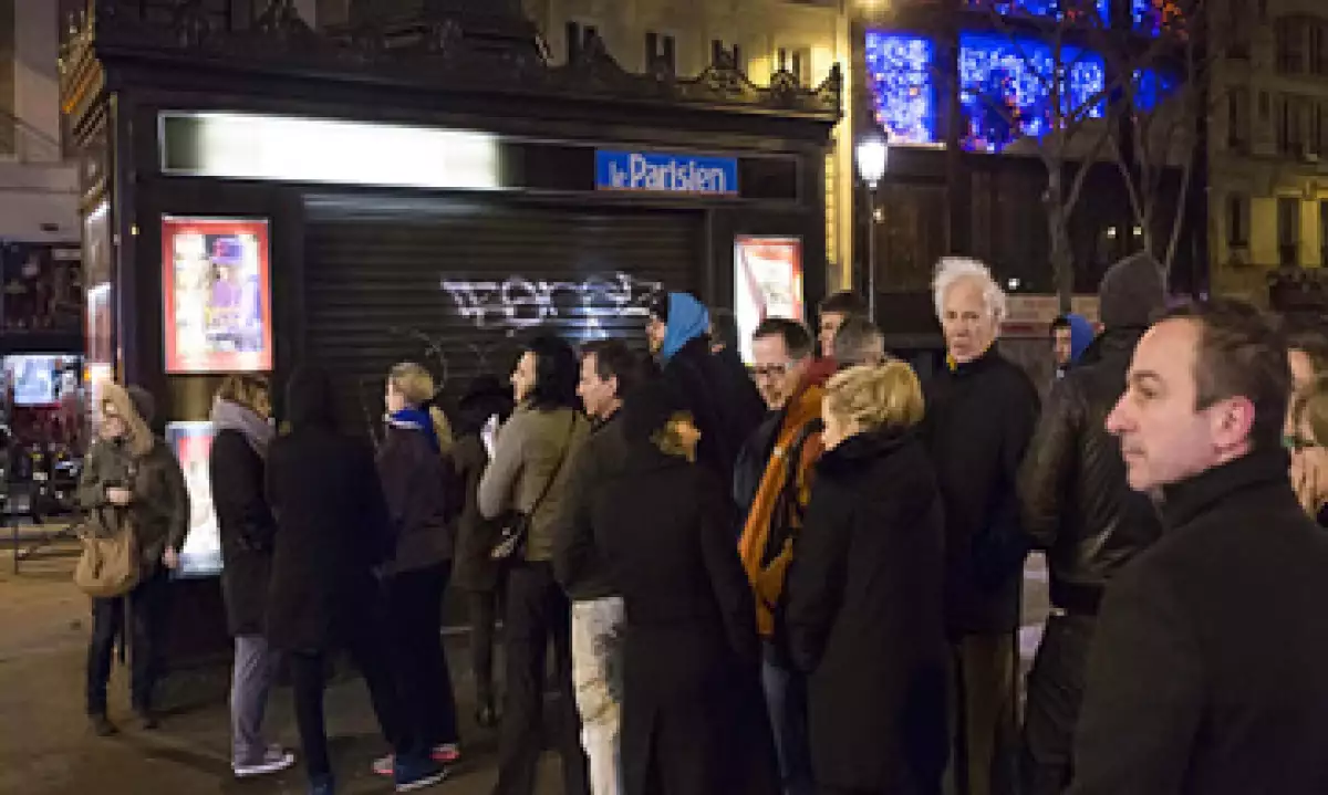 Decenas de personas hicieron fila para comprar el nuevo número de la revista. (Foto: Getty Images)