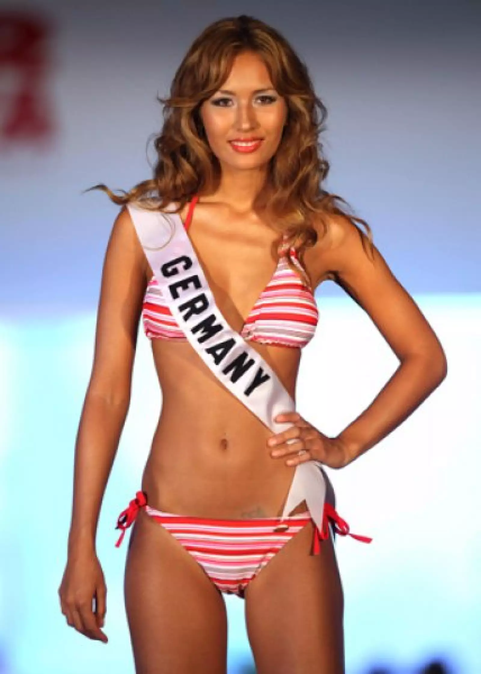 Martina Lee, de Alemania, poó sexy en su traje de baño de dos piezas.